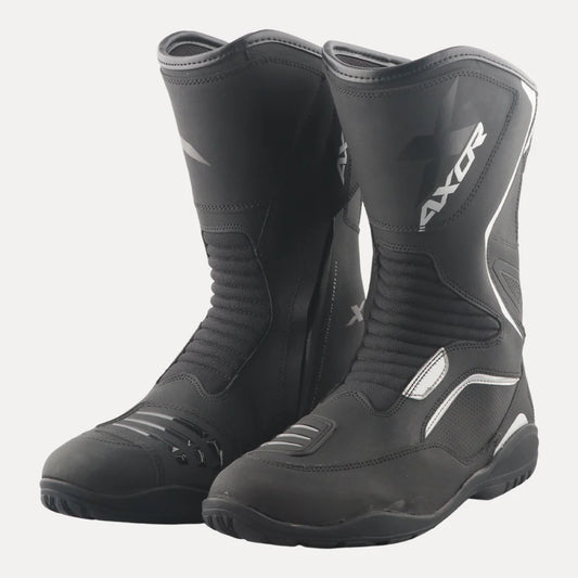 Axor Touring Rambler Riding Boots – Brown leather motorcycle boots with a rugged outsole, waterproof construction, and adjustable straps for comfortable long-distance riding
motorizzr