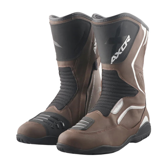 Axor Touring Rambler Riding Boots – Brown leather motorcycle boots with a rugged outsole, waterproof construction, and adjustable straps for comfortable long-distance riding
motorizzr